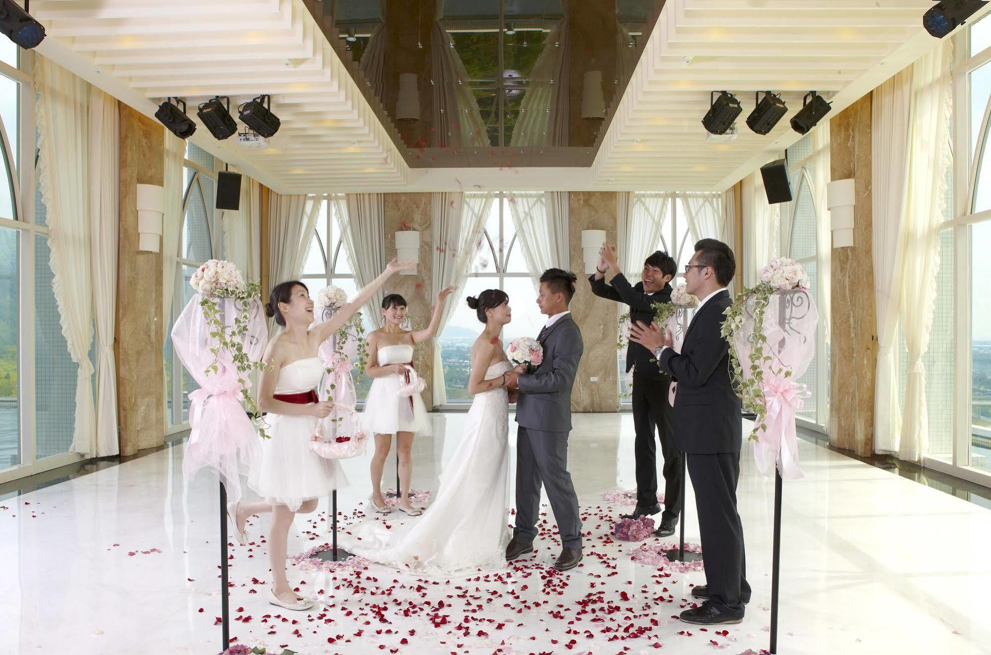 Evergreen Resort Hotel - Jiaosi Jiaoxi Extérieur photo A wedding in the Sky Chapel
